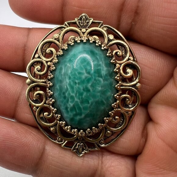 Vintage Gold Tone Filigree Brooch Green Glass Cabochon Victorian Revival - Picture 3 of 4